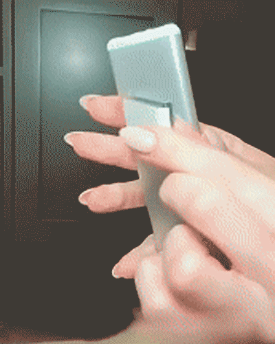 Main tenant une lampe LED rechargeable à détecteur de mouvement